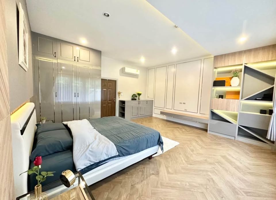 Exclusive Luxury 6 Bedroom Pool Home