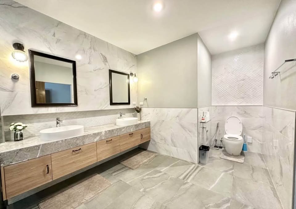 Exclusive Luxury 6 Bedroom Pool Home