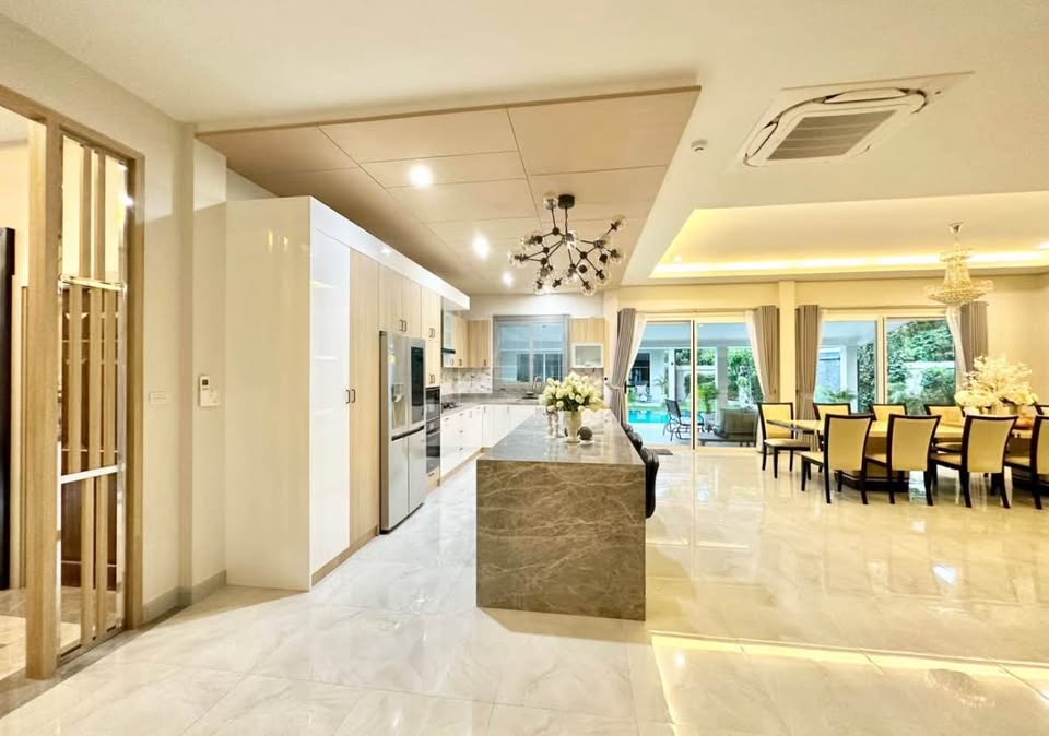 Exclusive Luxury 6 Bedroom Pool Home