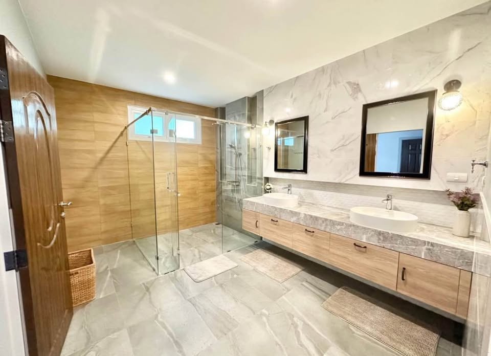 Exclusive Luxury 6 Bedroom Pool Home