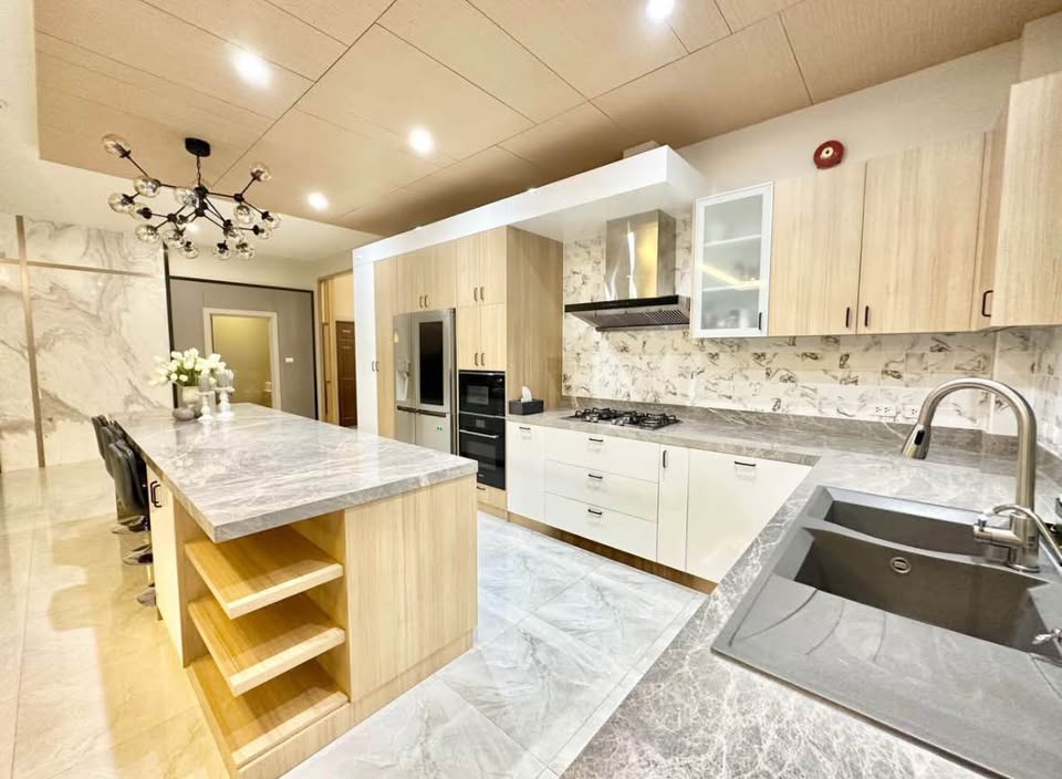 Exclusive Luxury 6 Bedroom Pool Home
