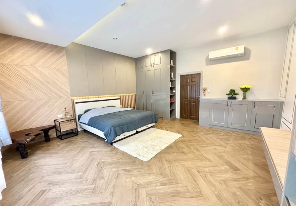 Exclusive Luxury 6 Bedroom Pool Home