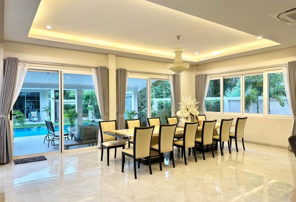 Exclusive Luxury 6 Bedroom Pool Home