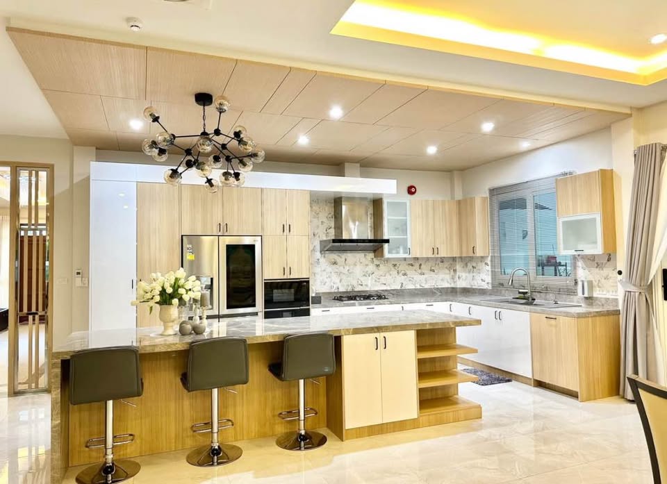 Exclusive Luxury 6 Bedroom Pool Home
